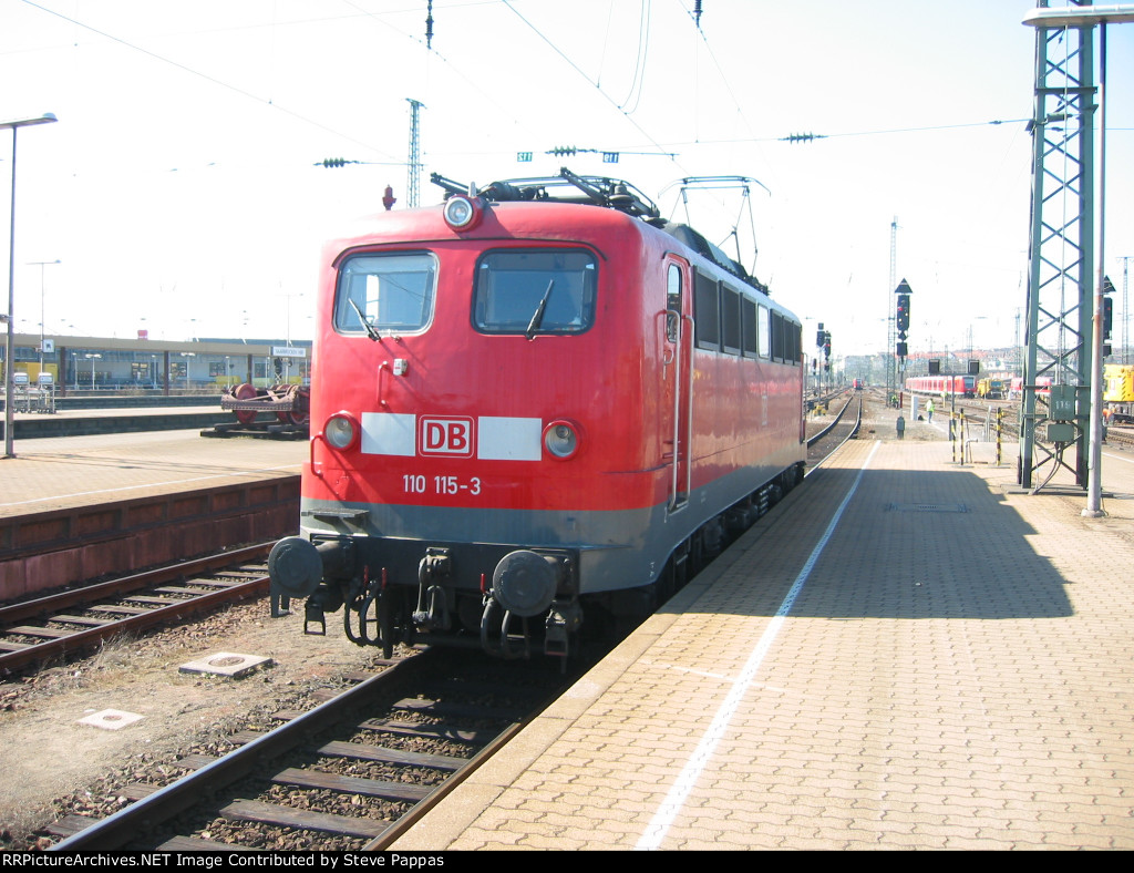DB 110 115-3 decoupled from its train